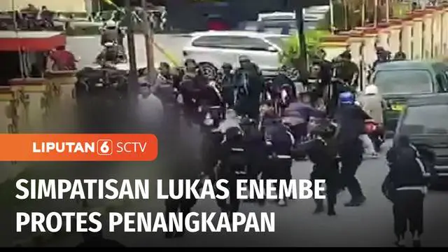 Penyidik KPK menangkap Gubernur Papua Lukas Enembe di sebuah rumah makan di Kotaraja, Kota Jayapura pada Selasa (10/01) siang. Simpatisan gubernur yang sudah ditetapkan sebagai tersangka korupsi ini, sempat terlibat bentrok dengan polisi.