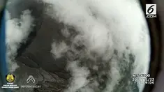 Gunung Agung meletus dan masih berstatus siaga 3, untuk melihat kondisi terbaru tim pemantau mengirim drone ke puncak Gunung Agung.