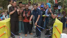 Pemotongan pita sebagai tanda diresmikannya Jembatan Asa ke-4 pemirsa SCTV di Desa Blayu, Jawa Timur, Minggu (8/11/2015). Warga kini dapat menyeberang dengan leluasa dan tidak perlu lagi meniti jembatan bambu yang sudah usang. (Foto: Doni Arianto)