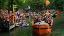 Suasana keramaian saat tim sepak bola wanita Belanda merayakan kemenangan bersama para pendukung di sebuah perahu di Utrecht, Belanda (7/9). (AFP Photo/John Thys)