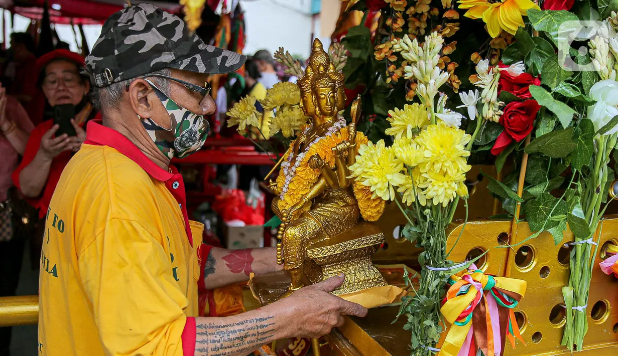 Warga keturunan Tionghoa membawa patung dewa saat Festival Cap Go Meh 2023 di kawasan Glodok, Jakarta, Minggu (5/2/2023). Warga keturunan Tionghoa meyakini dalam perayaan Cap Go Meh para dewa keluar dari surga untuk membagikan keselamatan, kesejahteraan, dan nasib baik. (Liputan6.com/Faizal Fanani)