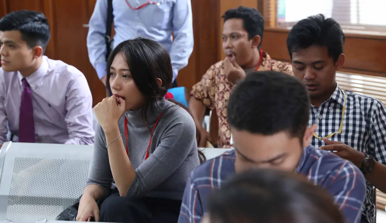 Saat Aa Gatot dua kali menjalani sidang di Pengadilan Negeri Jakarta Selatan pada Selasa dan Kamis lalu, Suci ikut menghadiri persidangan. Kedatangannya guna memberikan semangat pada ayahnya yang sedang menghadapi masalah. (Nurwahyunan/Bintang.com)