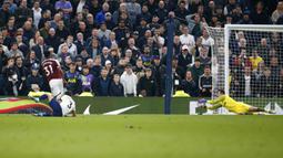 Pemain Tottenham Hotspur Sergio Reguilon (kiri bawah) mencoba mencetak gol saat kiper West Ham United Lukasz Fabianski melakukan penyelamatan pada pertandingan sepak bola Liga Inggris di Tottenham Hotspur Stadium, London, Inggris, Minggu (20/3/2022). Tottenham menang 3-1. (AP Photo/David Cliff)