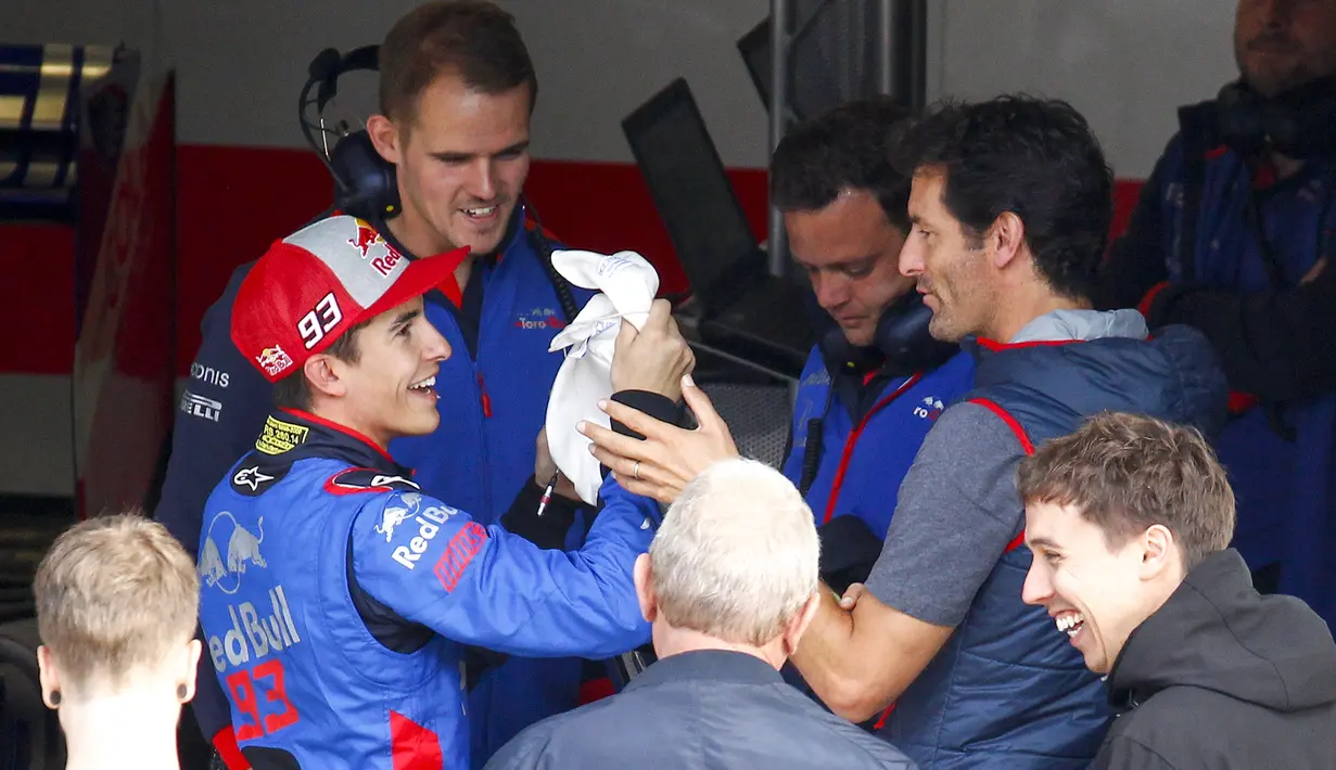 Pembalap MotoGP asal Spanyol Marc Marquez berbincang dengan mantan pembalap Formula 1 Mark Webber dari Australia sebelum membawa mobil balap Formula 1 milik tim Scuderia Toro Rosso di Spielberg, Austria (5/6). (AFP Photo/Apa/Erwin Scheriau)