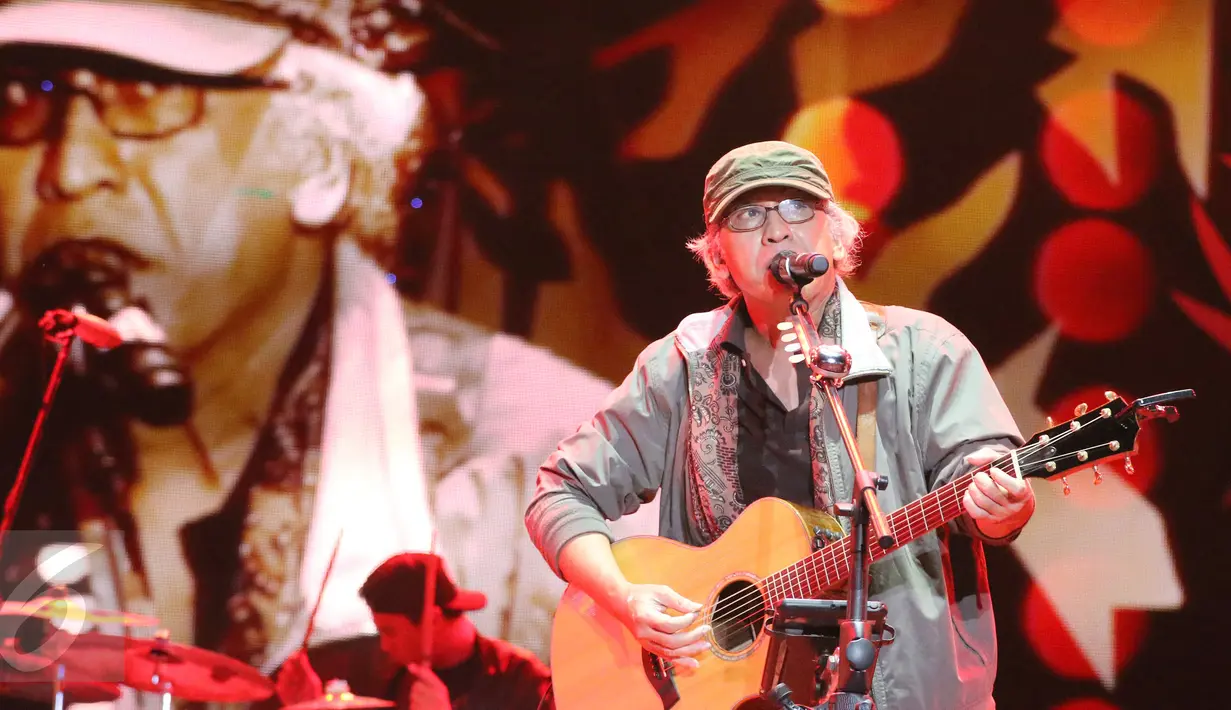 Musisi Iwan Fals tampil memukau pada konser Perayaan Karya Iwan Fals di Pantai Carnaval Ancol, Jakarta, Sabtu (03/9). Iwan Fals membawakan lagu selama 2,5 jam pada Konser yang bertepatan dengan HUT ke-55. (Liputan6.com/Herman Zakharia)