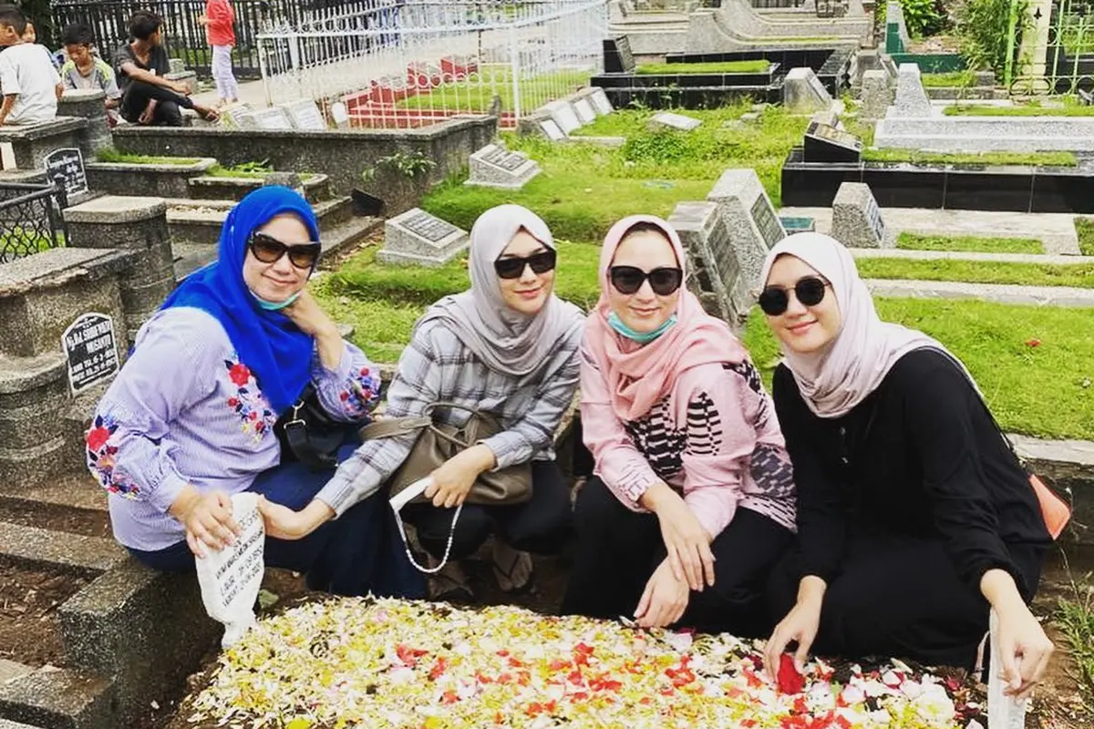 6 Momen Citra Kirana dan Keluarga Ziarah ke Makam Ayah, Sudah Kembali Tersenyum