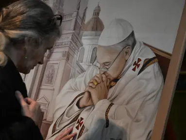 Seorang umat Katolik berdoa di Basilika San Jose de Flores, Buenos Aires, Argentina pada 21 April 2025, setelah wafatnya Paus Fransiskus di Vatikan. (Luis ROBAYO/AFP)