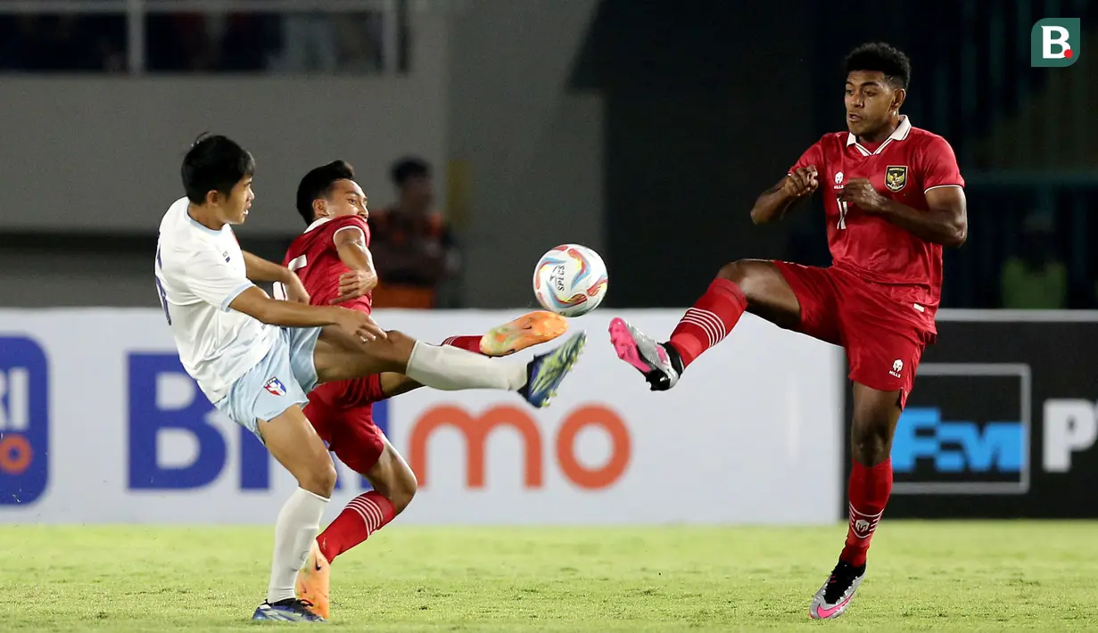 Pemain Timnas Indonesia U-23, Jeam Kelly Sroyer (kanan), dan Muhammad Rayhan Hannan (tengah), berduel dengan pemain Chinese Taipei U-23 dalam pertandingan Grup K Kualifikasi Piala Asia U-23 2024 di Stadion Manahan, Solo, Sabtu (9/9/2023). (Bola.com/Arief Bagus Prasetiyo)