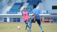 Pemain Persib Bandung, Kim Jerffrey Kurniawan (kiri) mengikuti program latihan tim di Lapangan Sport Jabar, Arcamanik, Bandung. (Bola.com/Erwin Snaz)