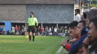 Romi Syahputra Membludaknya penonton membuat asisten wasit harus bertugas di dalam lapagan pada turnamen Piala Bupati Karanganyar di stadion mini Plumbon, Tawangmangu, Sabtu (31/10/2015). (Bola.com/Romi Syahputra)