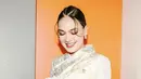 Perempuan berusia 38 tahun ini mengenakan hanbok didominasi warna gading dan keemasan membuat tampilannya elegan namun tetap glamor. (@lunamaya)