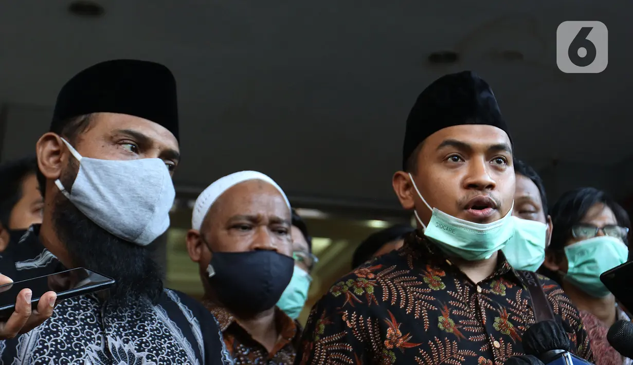 Kuasa hukum Muhammad Rizieq Shihab, Aziz Yanuar saat memberi keterangan kepada media di Polda Metro Jaya, Jakarta, Selasa (1/12/2020). Muhammad Rizieq Shihab belum bisa hadir dalam pemeriksaan dikarnakan kondisi kesehatannya masih kurang sehat. (Liputan6.com/Herman Zakharia)