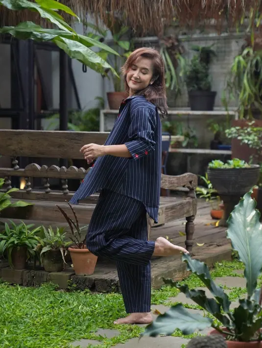 Dengan rambut tergerai, wanita kelahiran 29 April 1979 ini tampil penuh pesona dengan pakaian setelan garis-garis warna navy. Ia mengungkapkan pernah terjatuh beberapa kali saat bernyanyi, sehingga membuatnya ingin nyeker (tanpa alas kaki) kemanapun ia pergi. (Liputan6.com/IG/@widimulia)
