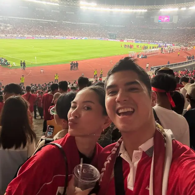 Tampil Unik Dukung Timnas, Potret Al Ghazali Pakai Jersey Gamis Saat Nonton Indonesia Vs China Bareng Calon Istri