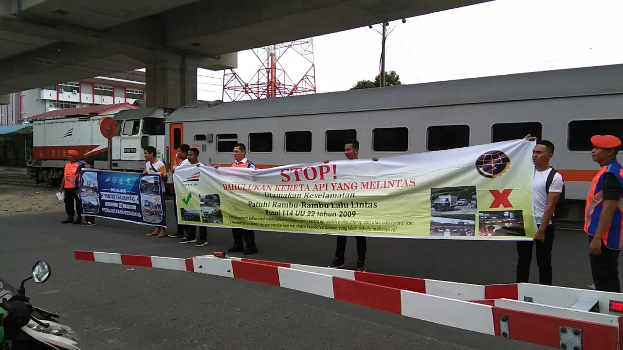KAI Divre I Sumut bersama Railfans melakukan sosialisasi di perlintasan sebidang