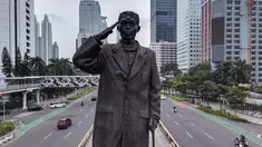 Foto udara memperlihatkan patung pahlawan nasional Jenderal Sudirman di tengah jalan yang biasanya ramai di Jakarta pada 1 Mei 2022, setelah orang-orang kembali ke kampung halaman untuk merayakan Idul Fitri yang menandai berakhirnya bulan suci Ramadhan. (AFP/Bay Ismoyo)