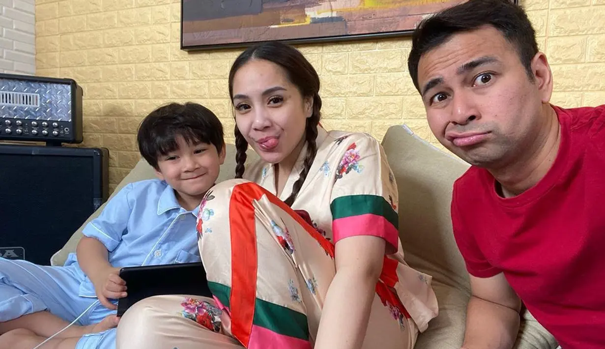 Selain itu, Nagita juga ingin memberi kebebasan terhadap Rafathar. Salah satu contoh, saat ada syuting di keesokan hari, Nagita selalu bertanya apakah anaknya mau ikut atau tidak. Ia pun menyerahkan lagi ke Rafathar. (Instagram/raffinagta1717)