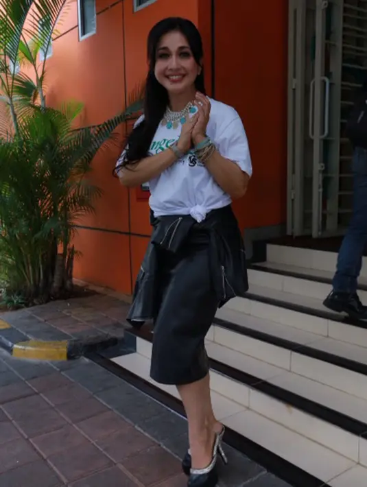 Saat ditemui di kawasan Pondok Indah, Jakarta Selatan, Kamis (7/1/2016) sikap diamnya perempuan kelahiran Makassar, Sulawesi Selatan ini memunculkan anggapan sedang mengumpulkan uang untuk segera menikah. (Galih W. Satria/Bintang.com)