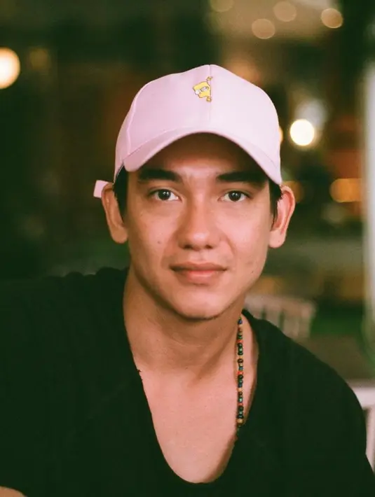 Meski terkesan simpel, penampilan pemain film Teman Tapi Menikah ini tampak stylish. Di kesehariannya, Adipati Dolken kerap tampil dengan kaus yang dipadukan dengan topi berbagai warna. Kali ini ia terlihat tampan dengan topi berwarna pink. (Liputan6.com/IG/@adipati)