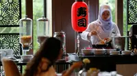 Seorang pekerja muslim menyiapkan makanan untuk sarapan pengunjung di hotel Al Meroz, Bangkok, (29/8). Hotel halal pertama di Thailand itu bertarif antara US$116 hingga US$1.445 per malam atau Rp1,5 juta hingga Rp19 juta. (REUTERS/Chaiwat Subprasom)