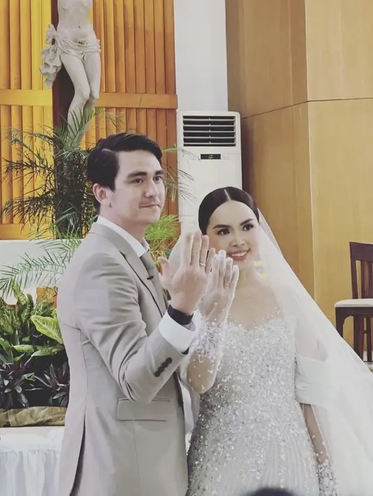 Untuk makeup pemberkataan, Marcella tampil mengaplikasikan makeup flawless memancarkan aura pengantin perempuan. Terlihat ia pun mengenakan glove transparan yang dihiasi beads. [@valentinemich]