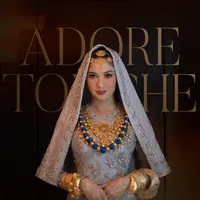 Dalam momen bersejarah ini, pasangan pengantin memilih mengenakan busana adat Minang, tepatnya Koto Gadang, yang memperkuat nuansa budaya dalam pernikahan mereka.  [@thepotomoto].