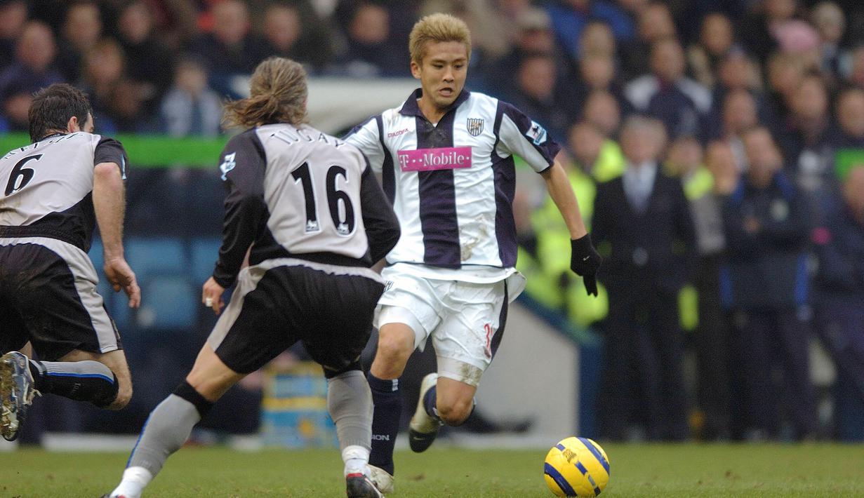 Junichi Inamoto. Gelandang Jepang berusia 42 tahun yang kini memperkuat Nankatsu SC sejak Januari 2022 ini pernah bermain di 3 liga top Eropa, yaitu Inggris, Jerman dan Prancis. Di Liga Inggris ia memperkuat 4 tim berbeda, Arsenal, Fulham, West Bromwich Albion dan Cardiff City dalam rentang 2001/2002 hingga 2006/2007 dan total tampil dalam 110 laga dengan torehan 10 gol. Di Liga Jerman ia memperkuat Eintracht Frankfurt selama 2 musim pada 2007/2008 hingga 2008/2009 dan total tampil dalam 46 laga. Di Liga Prancis ia memperkuat Rennes pada musim 2009/2010 meski hanya tampil dalam 5 laga. Ia juga sempat bermain di Liga Turki bersama Galatasaray pada musim 2006/2007 dan total tampil dalam 33 laga dengan torehan 1 gol. (AFP/Glenn Campbell)