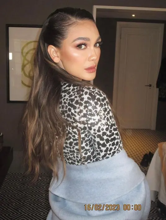Tampilannya di show Michael Kors juga dipoles dengan makeup flawless oleh MUA @archangelachelsea. @lunamaya.