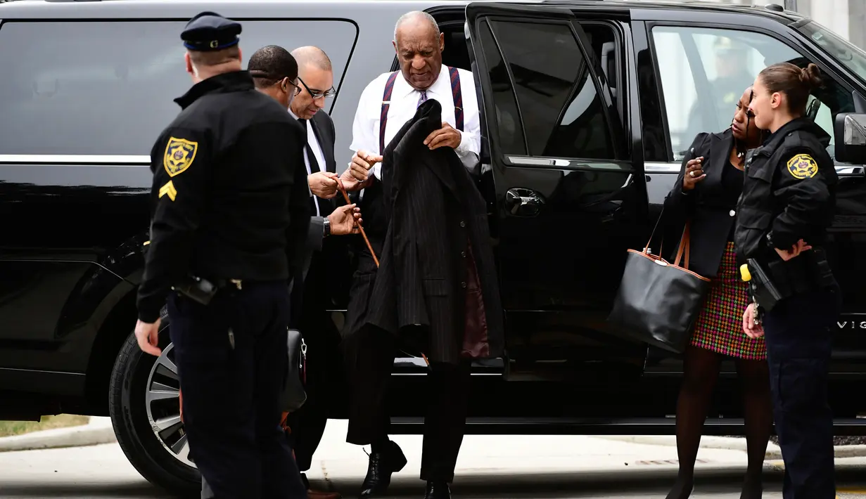 Komedian Bill Cosby bersiap tiba untuk sidang kekerasan seksualnya di Gedung Pengadilan Montgomery, Pennsylvania, Amerika Serikat, Senin (9/4). Nama Bill Corby melambung berkat perannya di serial sitkom populer The Cosby Show. (AP Photo/Corey Perrine)