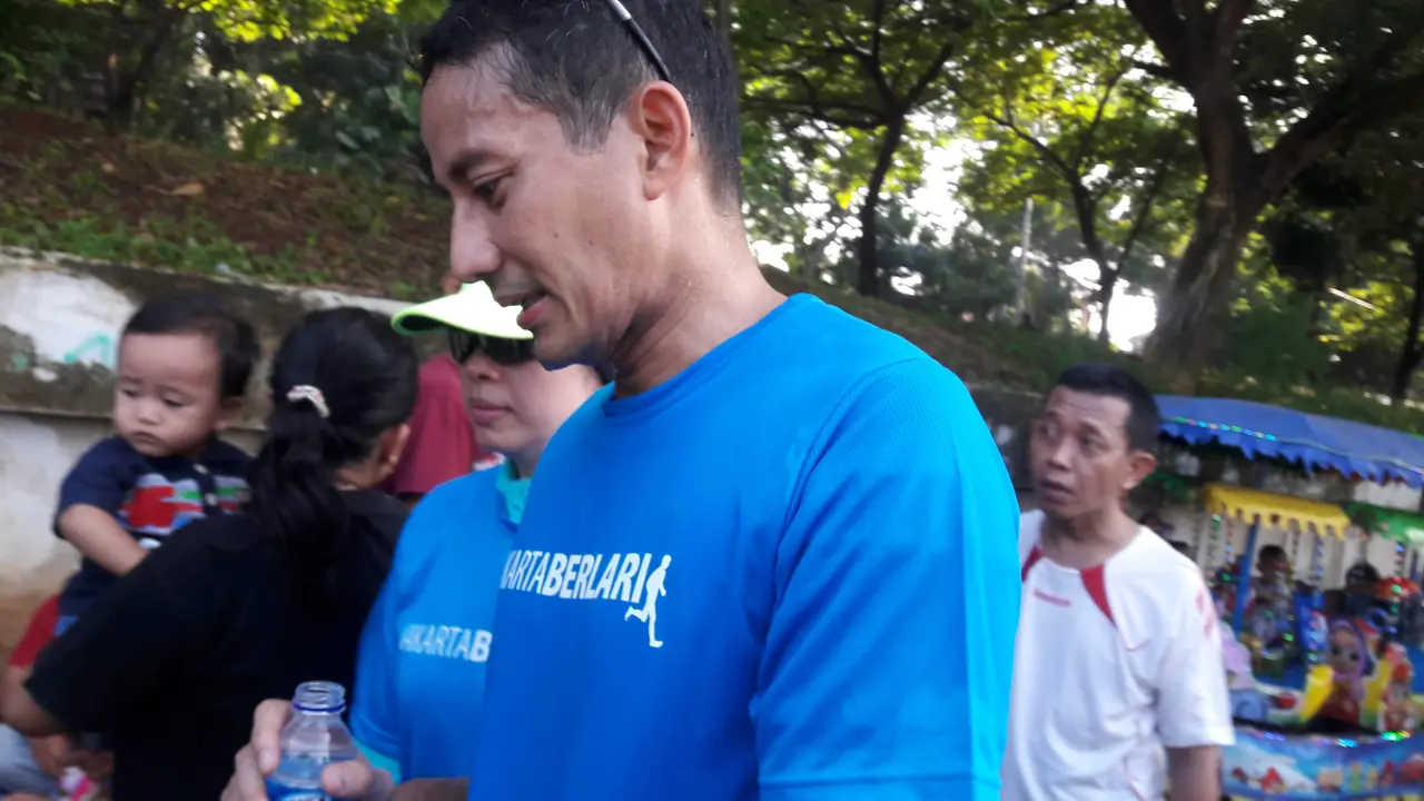 Lari Pagi di Kanal Banjir Timur, Sandiaga Uno Banjir Keringat