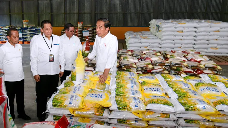 Presiden Joko Widodo atau Jokowi meninjau ketersediaan stok beras di Gudang Bulog Batangase, Kabupaten Maros, Sulawesi Selatan, Kamis (30/3/2023).