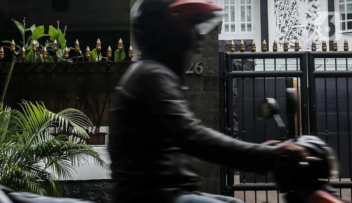 Pengendara motor melintas di depan rumah dinas Edhy Prabowo setelah tertangkap KPK, di Jalan Widya Chandra V, no 26, Jakarta, Kamis (26/11/2020).  KPK menetapkan Menteri Kelautan dan Perikanan Edhy Prabowo sebagai tersangka korupsi suap Izin Ekspor Benih Lobster di KKP. (Liputan6.com/Johan Tallo)