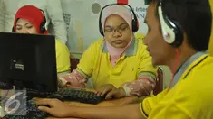 Penyandang tunanetra mengikuti sosialisasi pelatihan internet tunanetra di Rumah Internet Atmanto, Pancoran, Jakarta, Senin (30/5). Diharapkan para penyandang disabilitas bisa memperoleh akses terhadap terknologi. (Liputan6.com/Gempur M Surya)