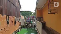 Seorang warga menjemur pakaian di Kampung Apung, Jakarta, Selasa (26/11/2019). Untuk mengurangi genangan air di Kampung Apung, Pemprov DKI berencana membuat saluran air pada 2020 mendatang, selain itu akan disediakan beberapa pompa mobile saat musim hujan tiba. (Liputan6.com/Herman Zakharia)