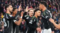 Pemain Arsenal merayakan kemenangan atas PSV Eindhoven dengan skor telak 7-1 dalam laga leg pertama 16 besar Liga Champions 2024/2025 yang digelar di Philips Stadion, Rabu (5/3/2025) dini hari WIB. (AP Photo/Peter Dejong)