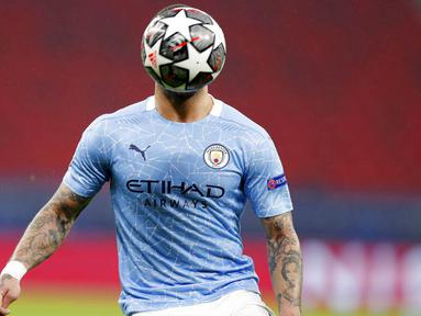 Wajah bek Manchester City, Kyle Walker, tertutup bola saat melawan Borussia Moenchengladbach pada laga Liga Champions di Puskas Arena, Kamis (25/02/2021). City menang dengan skor 2-0. (AP/Laszlo Balogh)