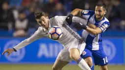 Gelandang Real Madrid, Mateo Kovacic, berebut bola dengan striker Deportivo, Florin Andone, pada laga La Liga di Stadion Riazor, La Coruna, Rabu (26/4/2017). Deprtivo kalah 2-6 dari Madrid. (AP/Lalo R Villar)