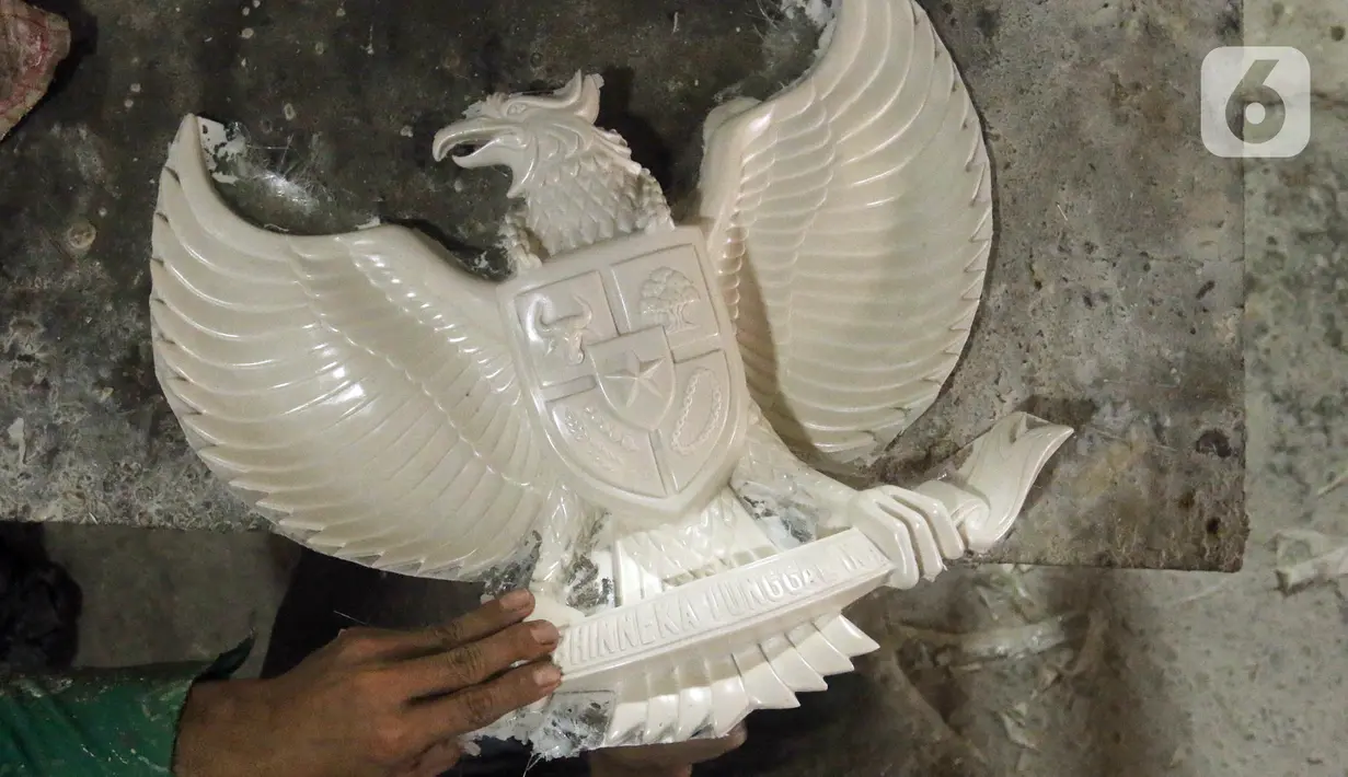 Perajin menyelesaikan pembuatan patung Garuda Pancasila yang terbuat dari serat kaca (fiberglas) di kawasan Kalimalang, Jakarta Timur, Selasa (16/8/2022). Jelang HUT Kemerdekaan RI, permintaan patung Garuda Pancasila meningkat hingga 80 persen. (merdeka.com/Arie Basuki)