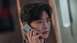 Lee Jong Suk dalam Big Mouth. (MBC via Soompi)