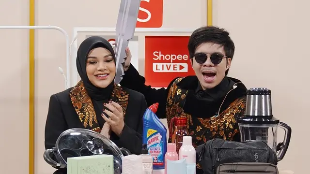 Exclusive Flash Sale yang tayang di Shopee Live pada TV Show 12.12 Birthday Sale kemarin dipandu oleh pasangan selebriti Atta Halilintar dan Aurel Hermansyah.