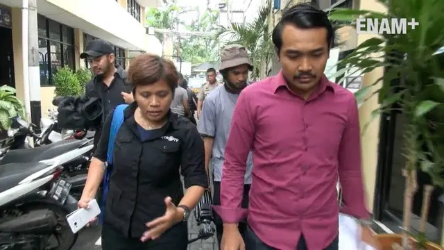 Reporter Metro TV Desi Fitriani dan kamerawan Ucha Fernandes mendatangi Mapolrestro Jakarta Pusat. Keduanya melaporkan tindak kekerasan yang dialami saat meliput aksi 112