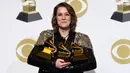 Brandi Carlile berpose dengan penghargaan Grammy Awards 2019 di Staples Center, Los Angeles, AS, Minggu (10/2). Brandi meraih penghargaan Best American Album, Best American Roots Performance, Best American Roots Song. (Photo by Chris Pizzello/Invision/AP)