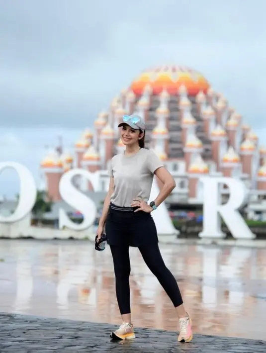 Abu-abu adalah warna yang tepat saat kamu ingin tampil keren dan menawan saat berolahraga. (instagram/najwashihab)