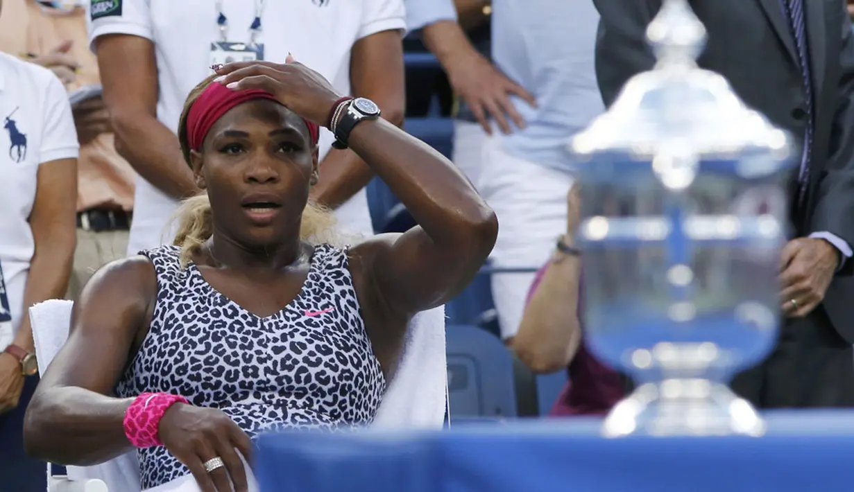 Serena Williams menatap trofi US Open usai menumbangkan petenis Denmark, Caroline Wozniacki, di final yang berlangsung di Arthur Ashe, (7/9/2014). (REUTERS/Eduardo Munoz)