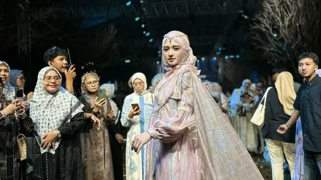 Inara rusli pukau penonton di runway. (credit:instagram.com/mommy_starla)