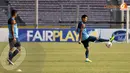 Kapten Timnas Indonesia M Robi (kanan) terlihat berlatih serius jelang laga melawan Cina dalam lanjutan kualifikasi Piala Asia 2015 (Liputan6.com/ Helmi Fithriansyah)
