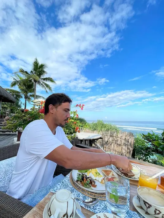 Hamish Daud terlihat begitu bersemangat saat akan menyantap makanan. Suasana makan siang Raisa dan Hamish semakin sempurna dengan pemandangan pantai di Sumba yang sangat asri. (Foto: instagram.com/raisa6690)