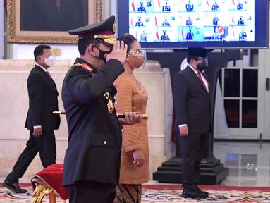 Kapolri Jenderal Pol Listyo Sigit Prabowo (kiri) memberi hormat kepada Presiden Joko Widodo seusai upacara pelantikan Kapolri di Istana Negara, Jakarta, Rabu (27/1/2021). Listyo Sigit dilantik menjadi Kapolri menggantikan Idham Azis yang memasuki masa pensiun. (Krishadiyanto - Biro Pers Setpres)