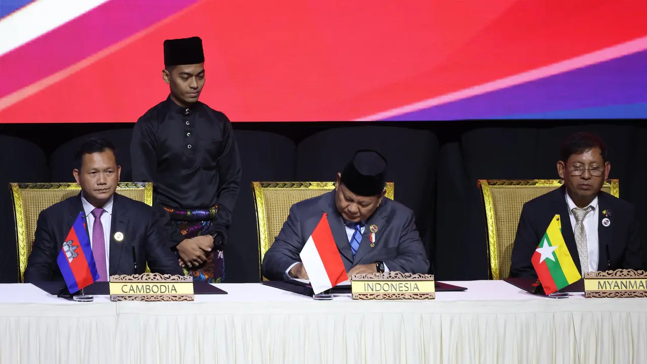 Presiden Prabowo Subianto bersama para kepala negara dan pemerintahan ASEAN menandatangani Deklarasi Kuala Lumpur