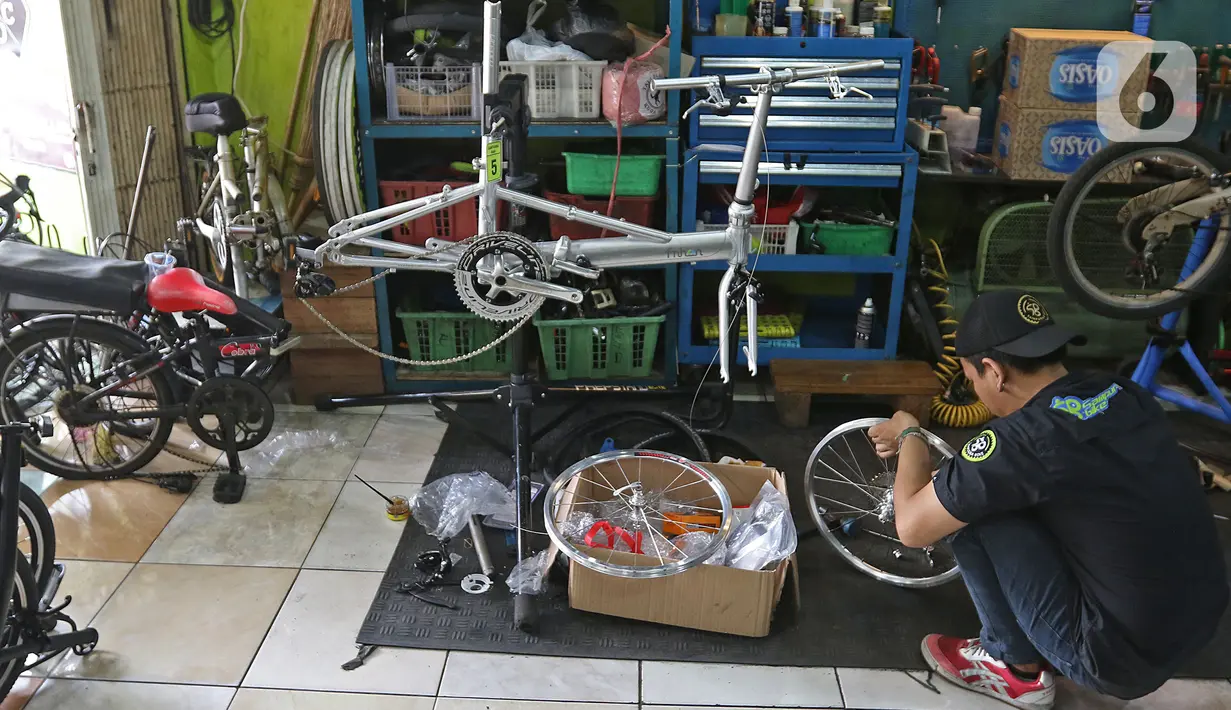 Mekanik memperbaiki dan merestorasi sepeda di Workshop Sampurna Bike Kalibata, Jakarta, Kamis (9/7/2020). Tren bersepeda yang sedang tinggi di masyarakat menjadikan permintaan perbaikan sepeda di bengkel tersebut meningkat hingga 300 persen. (Liputan6.com/Herman Zakharia)